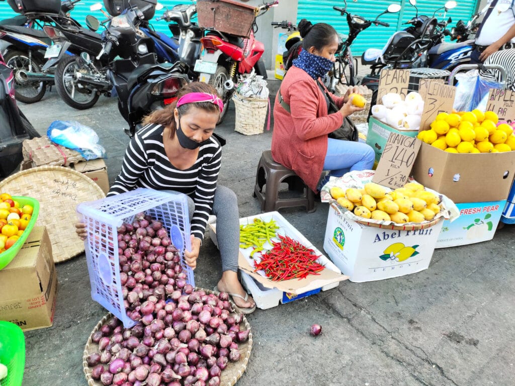 Vận chuyển hàng hóa đi Philippines (Hotline: 0934 643 353 ) 1 Fruit sellers in the market Manila